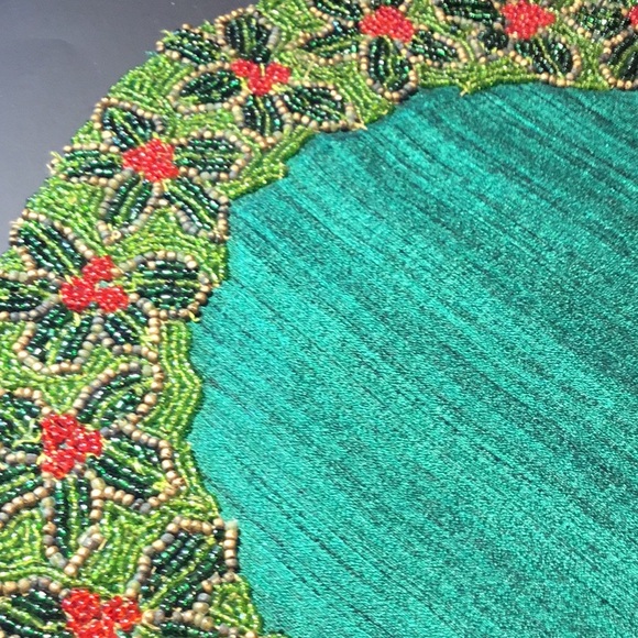 Vtg. 2 Christmas Green Satin & Glass Beads Linen Table Toppers - Picture 10 of 16